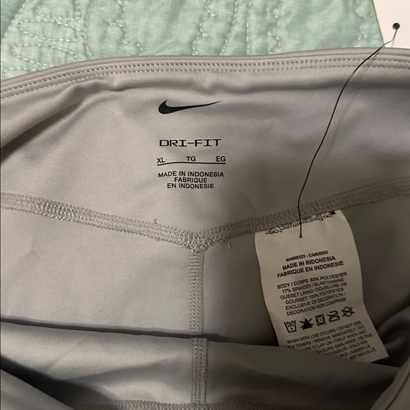 Nike Light Gray and Pink Active Leggings - Picture 3 of 3